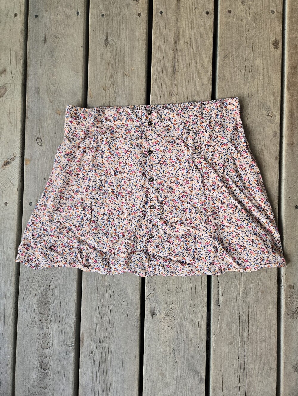 Xhilaration pink floral skirt with buttons size large in great condition